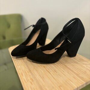 Black Velvet Pumps 10 WIDE Width